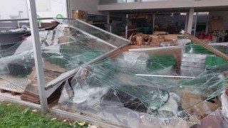Sökede fırtına işyerinin camlarını yerle bir etti