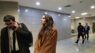 Sosyal medyada cami içerisinde çekilmiş fotoğraf paylaşımına ilişkin hakkında soruşturma başlatılan Eda Taşpınar, ifade vermek üzere Çağlayan Adliyesine getirildi.