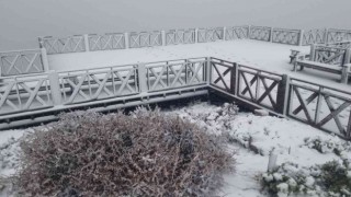 Spil Dağı Milli Parkına yılın ilk karı düştü