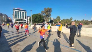 Sporcular koşuyu bırakıp davul zurna eşliğinde çiftetelli oynadı