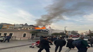 Sultanahmette korkutan yangın: Restoranın çatı katı alev alev yandı