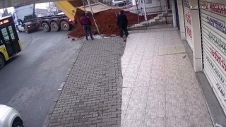 Sultanbeylide kiracısından fazlan kira isteyen dükkan sahibi, dükkanın önüne kamyonla kum döktürdü