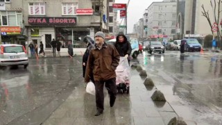 Sultangazide sulu kar yağışı etkili oluyor