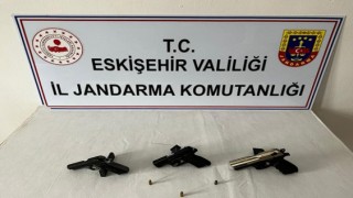 Şüphelenilen şahsın evinden 3 adet tabancı çıktı
