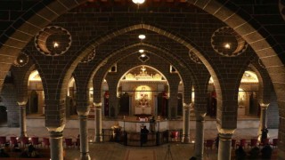 Surp Giragos Ermeni Kilisesinde 8 yıl sonra ilk Noel ayini