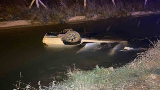 Sürücüsünün direksiyon hakimiyetini kaybettiği otomobil kanala uçtu