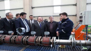 Suyun basıncını ölçüyor, Turcorn olmak için sırada bekliyor