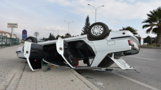 Takla atan otomobil park halindeki araca çarptı: 3 yaralı