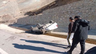 Takla atan otomobilden burnu bile kanamadan kurtuldu