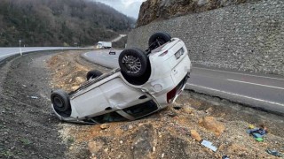 Takla atan otomobilden burunları bile kanamadan çıktılar