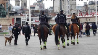 Taksimde atlı polislere yoğun ilgi
