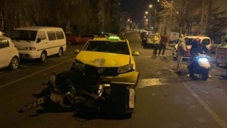 Taksiyle çarpışan motosikletin sürücüsü yaralandı