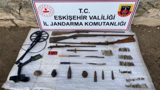 Tarihi eser kaçakçılığı şüphelisinin evinden cephanelik çıktı