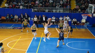 Tarsus Belediyesi Kadın Basketbol Takımı evinde Fenerbahçeyi yendi