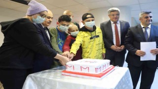Tedavi gören öğrencilere karneleri hastanede verildi