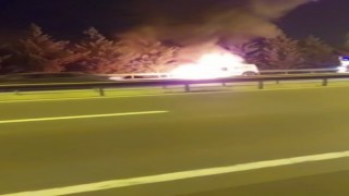 TEMde yanan minibüs alev topuna döndü