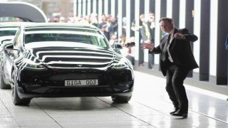 Tesla hissedarlarının Elon Muska açtığı davada jüri seçimi başladı