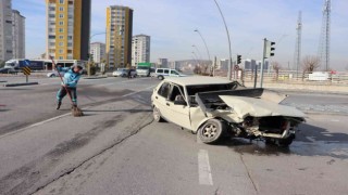 Ticari araçla çarpışan otomobil perte çıktı: 2 yaralı