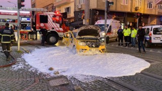 Ticari taksi ile tramvay çarpıştı: 3 yaralı