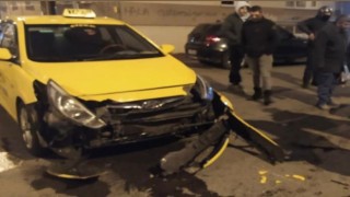 Ticari taksiyle çarpışan motosikletin sürücüsü yaralandı