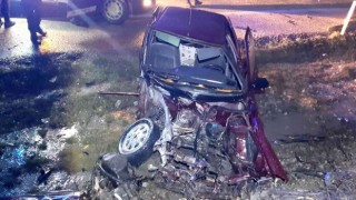 Tıra ile otomobil kafa kafaya çarpıştı: 2 yaralı