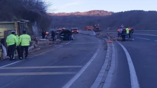 Tomruk yüklü kamyon devrildi: 2 yaralı