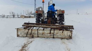 Traktörün arkasına bağladığı aparatla mahallenin yolunu açıyor