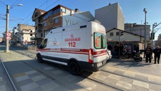 Tramvay yolunda otomobil ile motosiklet çarpıştı: 1 yaralı