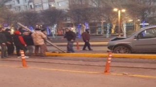 Tramvay yolundaki direğe çarptı, seferler aksadı