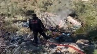 Tüp yüklü kamyon uçuruma yuvarlandı
