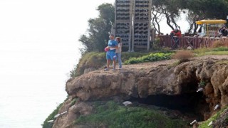 Turist çiftin uçurum kenarındaki romantizmi yürekleri ağza getirdi
