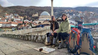 Türk çift, el işi bileklik satarak 25 günde 3 ülke gezdi