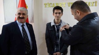 Türkiye ikinciliğini kazanan Yüksekovalı öğrencilere iş adamlarından altın hediyesi