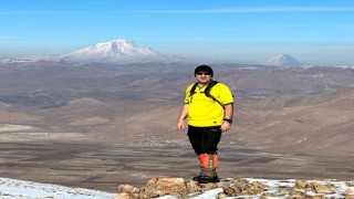 Türkiyenin en soğuk ilçesindeki dağa kolsuz tişörtle çıktılar
