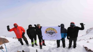 Türkiyenin en yüksek üçüncü dağına zorlu tırmanış