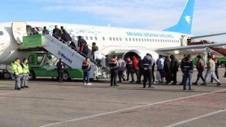 Türkiyeye yasa dışı yollarla giren Afganistan uyruklu 139 kaçak göçmen sınır dışı edildi