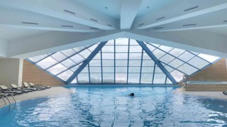 Uludağa gelen turistlerin 1863 metre yükseklikte spa ve havuz keyfi