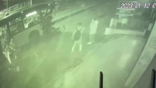 Ümraniyede refüjden uçan otomobilin İETT otobüsü ile çarpıştığı kaza kamerada