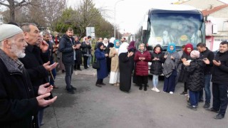 Umre yolcuları dua ve göz yaşlarıyla uğurlandı