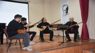 Üniversite öğrencilerinden müzik dinletisi