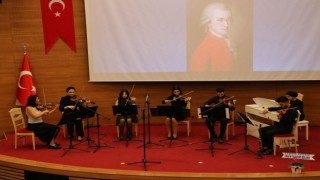 Üniversite öğrencilerinin orkestra konserine büyük ilgi