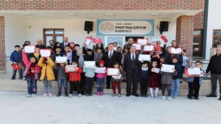 Üniversitede açılan ilkokulda karne heyecanı