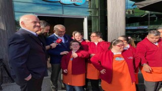 Üsküdar Tebessüm Kahvesindeki down sendromlu gençlerden Cumhurbaşkanı Erdoğan ve Ronaldoya davet