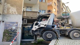 Üsküdarda beton mikserinin binaya çarptığı anlar kamerada
