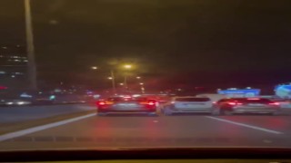Üsküdarda trafikteki araçlara aldırmadan yarışan iki araç kamerada