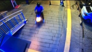 Üst geçit asansörüne motosikletle çarpıp kaçtılar