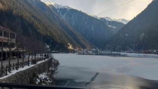 Uzungölün büyük bölümü buz tuttu