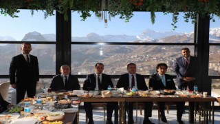Vali Akbıyık gazetecilerle kahvaltıda bir araya geldi