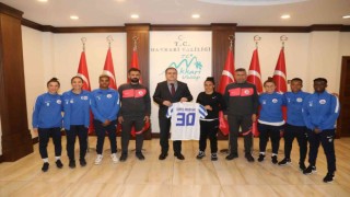 Vali Akbıyık kadın takımını makamında kabul etti