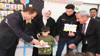 Vali Akbıyık öğrencilerin karne sevincine ortak oldu